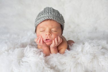 gazeteci çocuk şapka ile yeni doğmuş çocuk