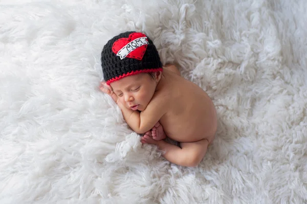 Menino recém-nascido vestindo um chapéu "Love Mom" — Fotografia de Stock