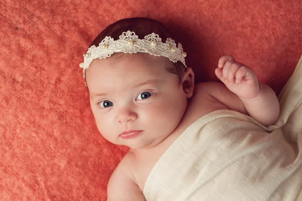 Retrato de uma menina vestindo uma faixa de renda e pérola — Fotografia de Stock