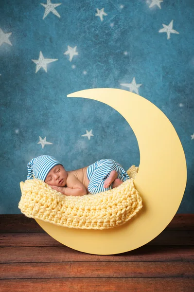 Νεογέννητο παιδί που κοιμάται στο φεγγάρι Royalty Free Εικόνες Αρχείου