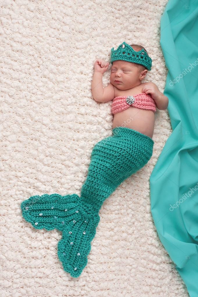 Sonriente Niña Bebé Recién Nacido En Un Disfraz De Sirena Foto de