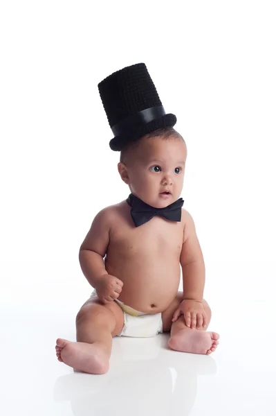 Bébé garçon avec chapeau haut de forme et nœud papillon — Photo