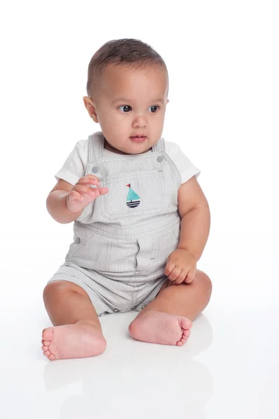 Retrato de un bebé usando overoles con calcomanía de velero —  Fotos de Stock