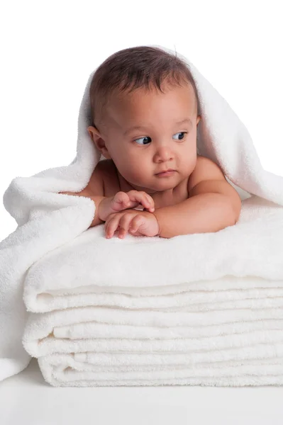 Малыш, завернутый в белое полотенце — стоковое фото