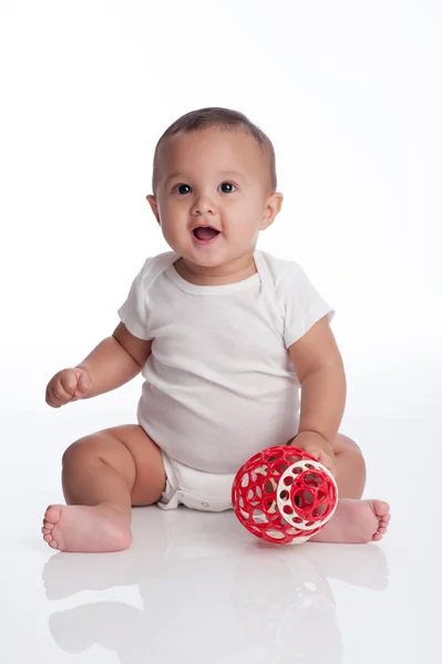 Chłopiec dziecko bawi się czerwony zabawka — Zdjęcie stockowe