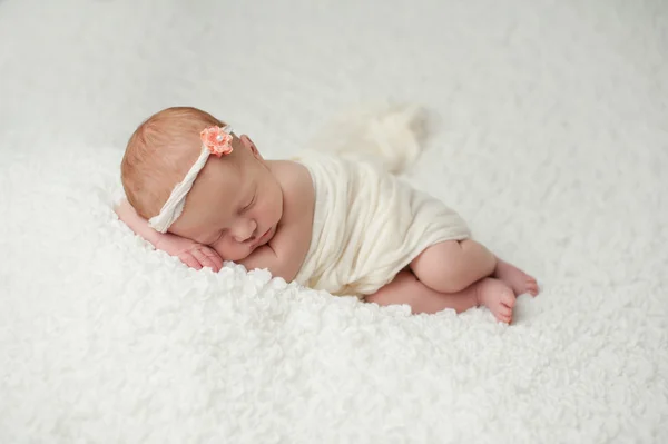 Slapen pasgeboren baby meisje — Stockfoto