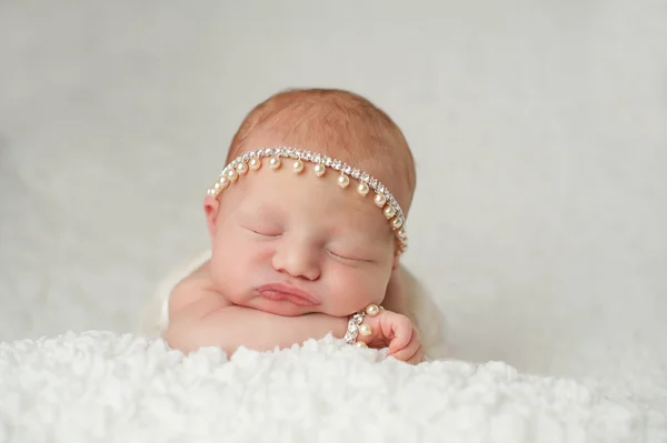 Bébé fille nouveau-né avec strass et bandeau de perles — Photo