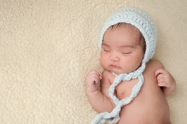 Bebé recién nacido dormido con un capó azul claro —  Fotos de Stock