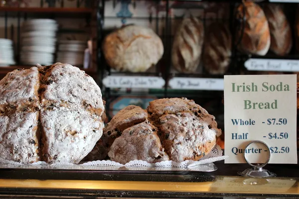 Esposizione locale panificio di pane fresco croccante, Irish Soda Bread è l'attrazione principale di questa mattina particolare . — Foto Stock