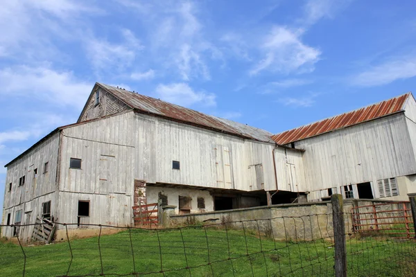eski gri ahırda dışarı kırsal kırsal yıpranmış
