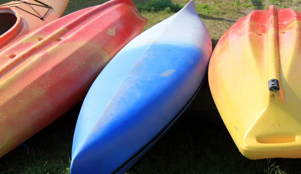 Kayaks colorés séchant sur le rivage — Photo