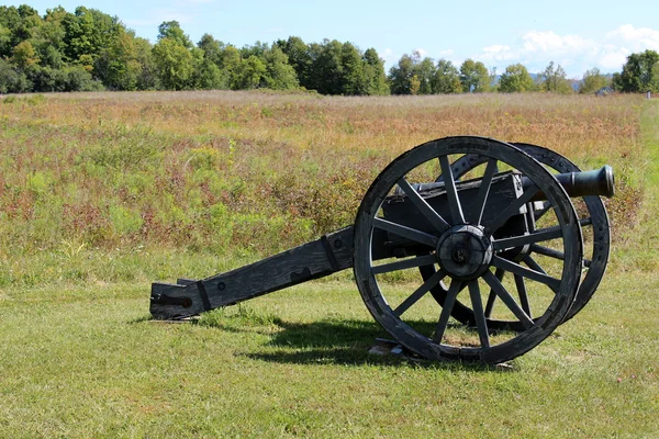 Cañón de metal viejo utilizado en la guerra histórica, en exhibición en los campos donde los hombres lucharon y murieron por nuestra libertad . —  Fotos de Stock