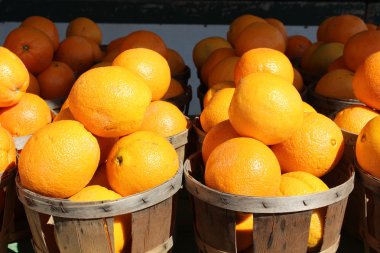 egyszerű faipari kosarakat a több friss, lédús narancs: a helyi farmer's market