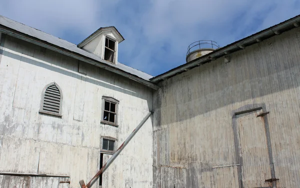 eski yıpranmış gri ahır ile kapalı kapılar ve MIS windows uyumlu