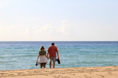 Büyük çift kıyı doğru yürürken elele