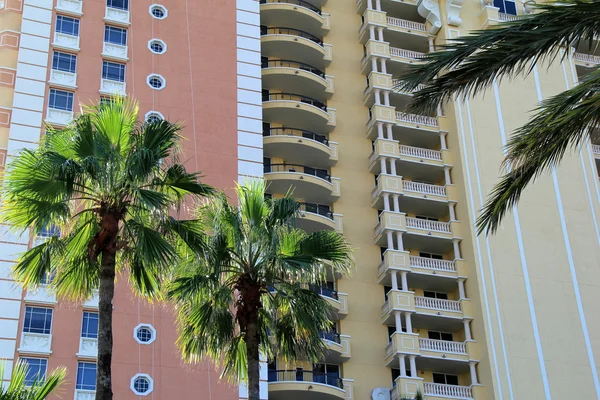 Contemporary architecture and palm trees — Stock Photo, Image