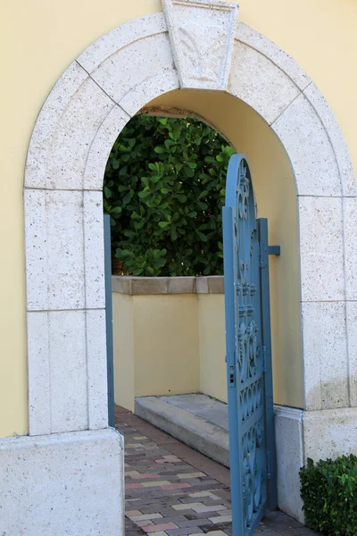 Avluya lider açık metal geçit