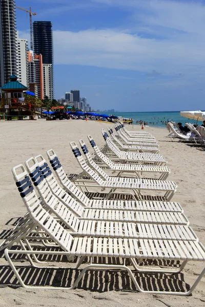 Long line of lounge chairs inviting vacationers to sit and enjoy the beach for the day — Stock Photo, Image
