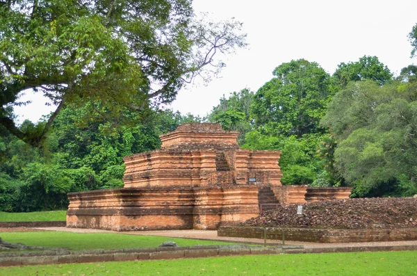 Muaro Jambi Tapınağı, Güneydoğu Asya 'nın Maro Sebo Bölgesi Muaro Jambi Regency Jambi Endonezya' daki en büyük Hindu-Budist tapınağıdır..