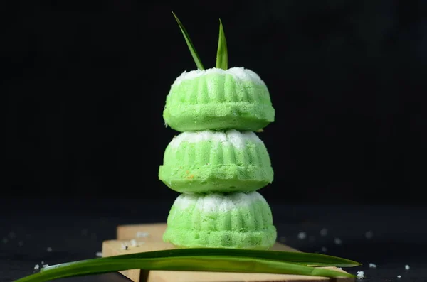 Putu Ayu adında geleneksel Jambi keki