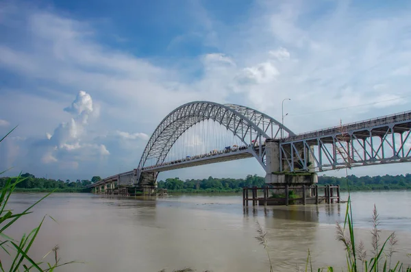 Jambi 'deki Batanghari II Köprüsü Muara Sabak Regency ile Jambi Şehri' ni birbirine bağlıyor.
