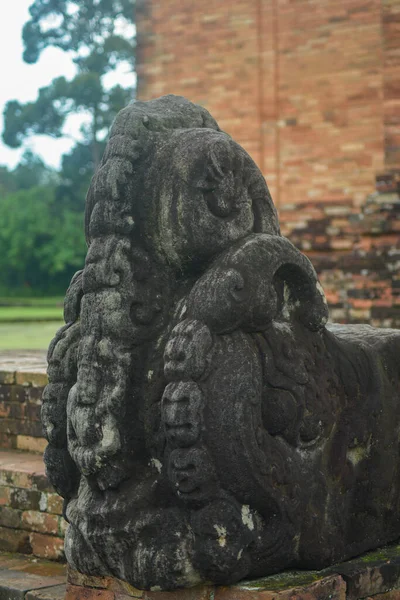 Makara, tapınağın önünde ya da tapınağın kapısında bulunan tapınağın bileşenlerinden biridir. Makara mitolojik bir yaratık şeklinde tasvir edilmiştir. Bu, gaja-mina olarak bilinen bir balık ve filin kombinasyonudur..