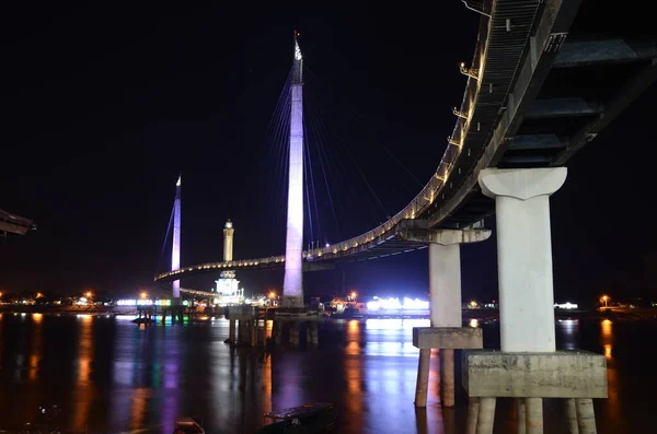 GENTALA ARASY PEDESTRIAN BRIDGEBu köprü 503 metre uzunluğundaki Batanghari nehrini geçer. Bu köprü Jambi Vilayeti 'nin simgelerinden biri ve Gentala Tahtı' na bağlıdır.