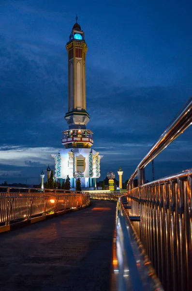 Gentala Arasy Kulesi, Arap Melayu Köyü, Pelawangan Bölgesi 'nde bulunan bir saat kulesidir. Bu saat kulesinin yüksekliği 80 metre ve içinde bir Jambi Kültür Müzesi var..