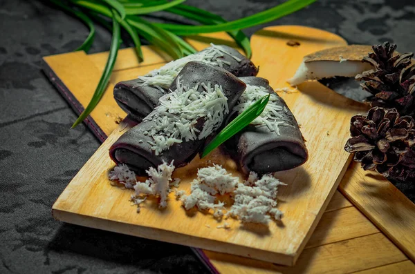 Geleneksel pasta Dadar gulung coklat