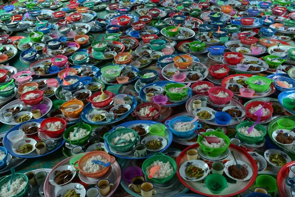 Bu pirinç yemeği ziyafet sırasında servis edilir.