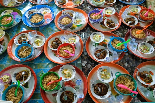 Bu pirinç yemeği ziyafet sırasında servis edilir.