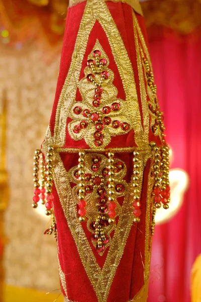 Altın işlemeli geleneksel Jambi Düğün Sahnesi motifi