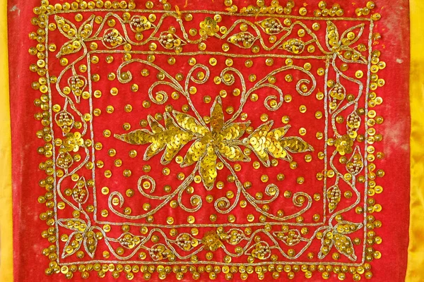 Altın işlemeli geleneksel Jambi Düğün Sahnesi motifi