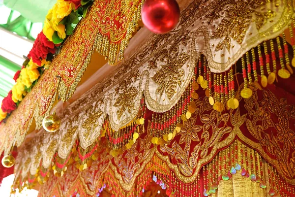 Altın işlemeli geleneksel Jambi Düğün Sahnesi motifi