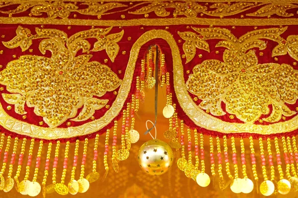 Altın işlemeli geleneksel Jambi Düğün Sahnesi motifi