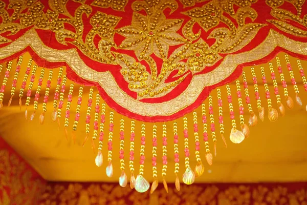 Altın işlemeli geleneksel Jambi Düğün Sahnesi motifi