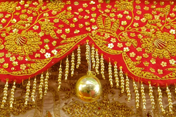 Altın işlemeli geleneksel Jambi Düğün Sahnesi motifi