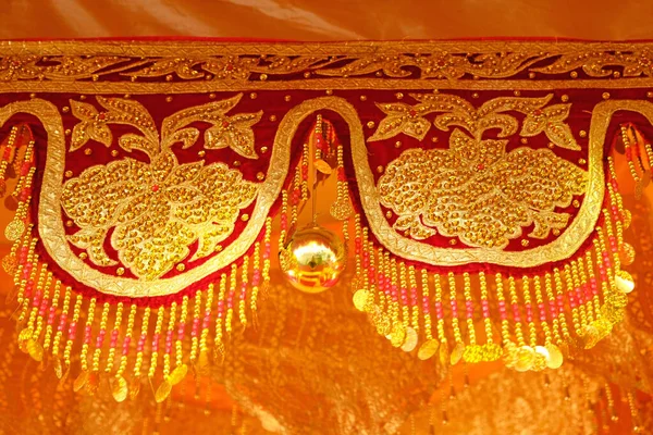 Altın işlemeli geleneksel Jambi Düğün Sahnesi motifi