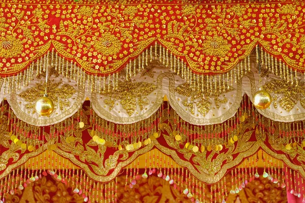 Altın işlemeli geleneksel Jambi Düğün Sahnesi motifi