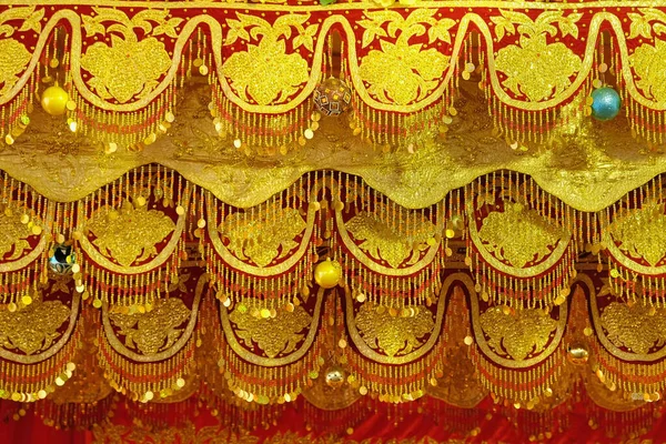 Altın işlemeli geleneksel Jambi Düğün Sahnesi motifi