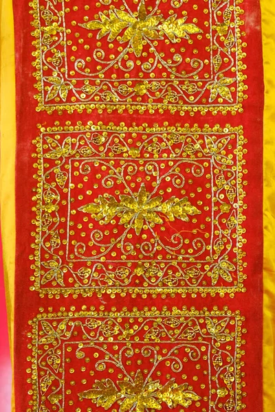 Altın işlemeli geleneksel Jambi Düğün Sahnesi motifi