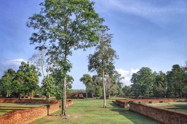 Kedaton Tapınağı, Güneydoğu Asya 'nın Muaro Jambi Regency Jambi Endonezya' daki en büyük Hindu-Budist tapınağı kompleksidir..