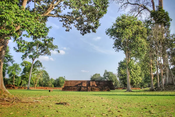 Kedaton Tapınağı, Güneydoğu Asya 'nın Muaro Jambi Regency Jambi Endonezya' daki en büyük Hindu-Budist tapınağı kompleksidir..