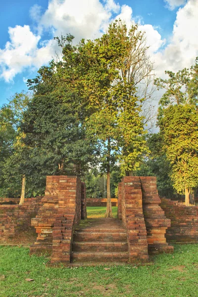 Kedaton Tapınağı, Güneydoğu Asya 'nın Muaro Jambi Regency Jambi Endonezya' daki en büyük Hindu-Budist tapınağı kompleksidir..