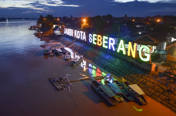 Öğleden sonra Jambi şehrinde atmosfer