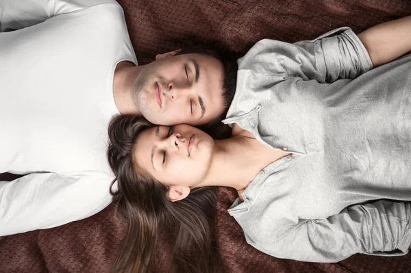 Pareja enamorada durmiendo en la cama — Foto de Stock