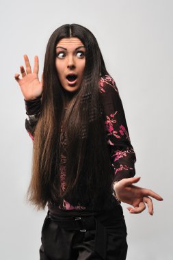 sürpriz koyu saçlı kız