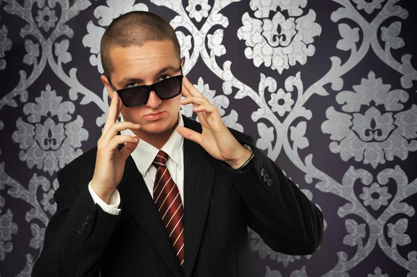 Een zakenman met zonnebril — Stockfoto