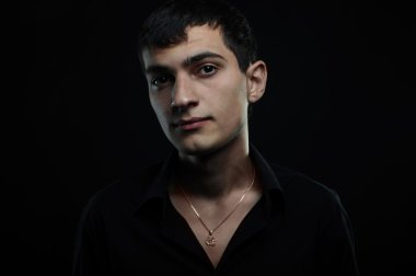 Beyaz elbise portresi