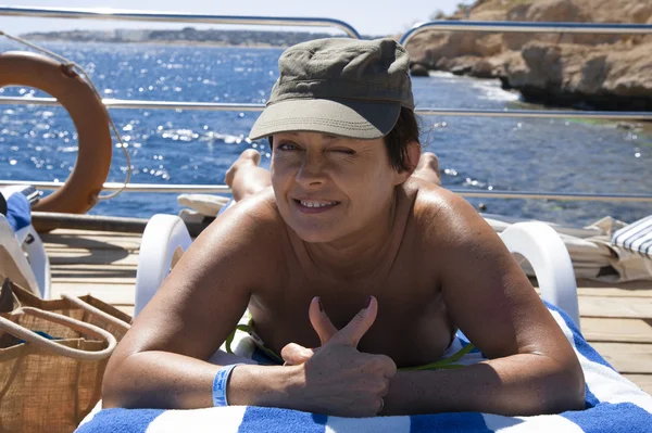 Femme relaxante sur un yacht — Photo